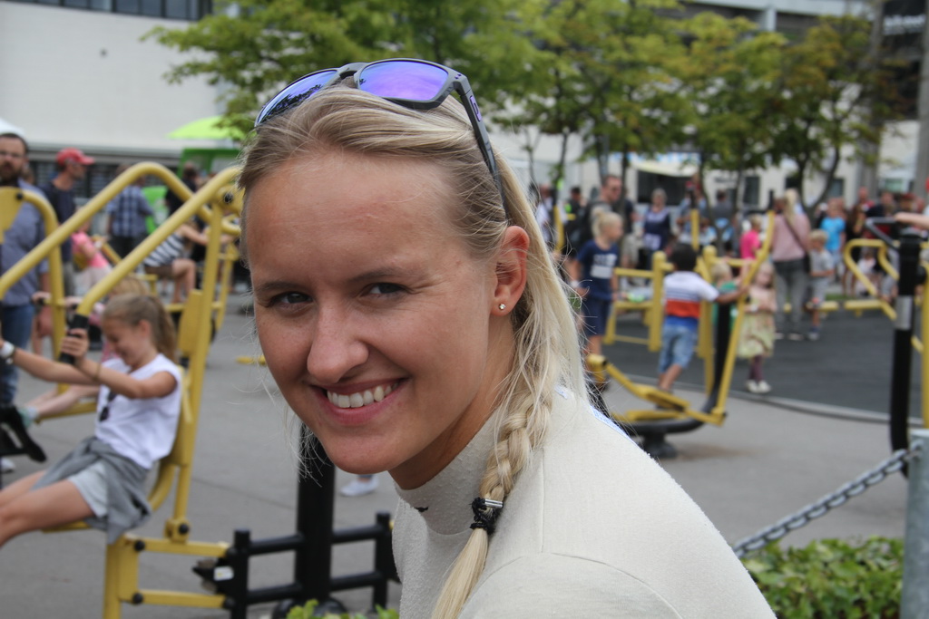 Her er den kønne vinder i DTC Michelle Gatting. Men tag ikke fejl af hendes ynde. Hun er slet ingen begynder. Startede i go-kart da hun var 8 og blev ved og ved – og nu har hun som den første kvinde vundet i DTC. Ledte min historiske tanker tilbage til Mette Kruse som var en af de første kvinder i dansk motorsport der var med helt fremme.
(Foto: Motorsporten.dk)